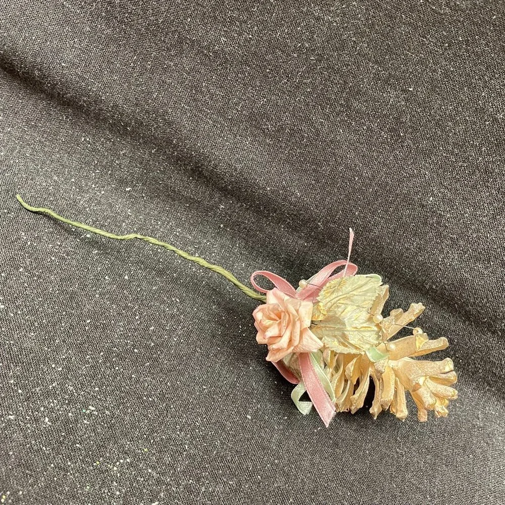 EUC S/6 Gold & White Pine Cones w/Pink Silk Roses, Pink/Green Ribbon, 7 1/2